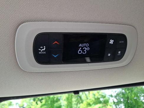 Certified 2023 Chrysler Pacifica Touring-L FWD image 12