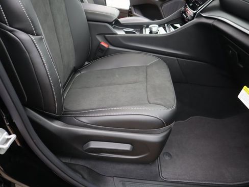 New 2025 Jeep Grand Cherokee Altitude image 13