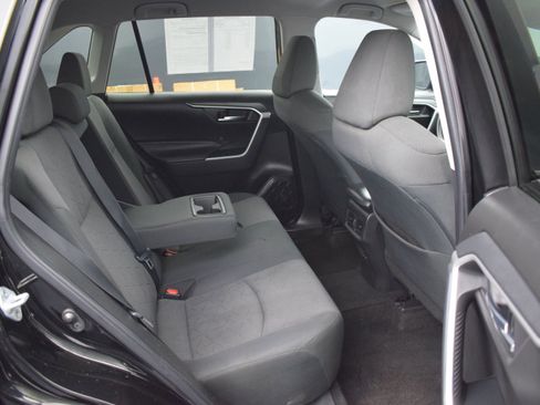 Used 2022 Toyota RAV4 XLE AWD/4WD image 11