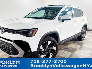New 2025 Volkswagen Taos SE image 1