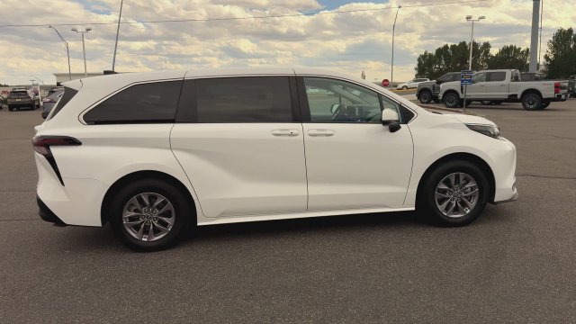 Used 2024 Toyota Sienna LE FWD image 9