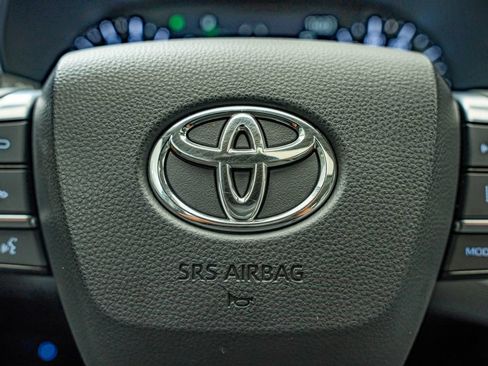 Used 2021 Toyota Highlander XLE AWD/4WD image 22