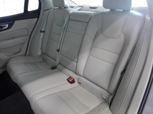 Used 2020 Volvo S60 T5 Momentum image 42