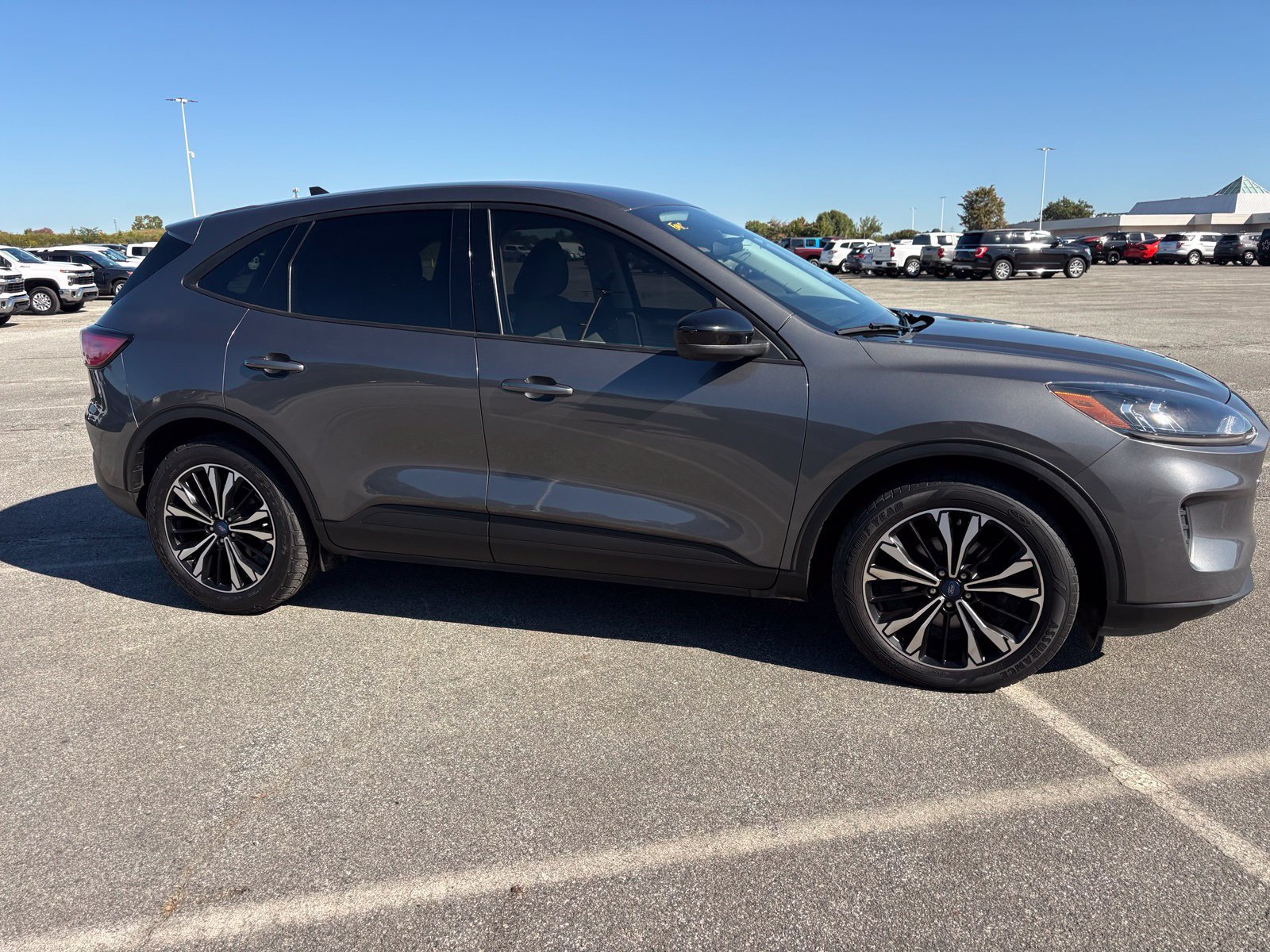 Used 2022 Ford Escape SE w/ SE Sport Appearance Package FWD image 2