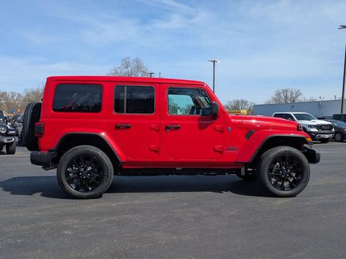 Used 2025 Jeep Wrangler Unlimited Sahara w/ Safety Group AWD/4WD image 15