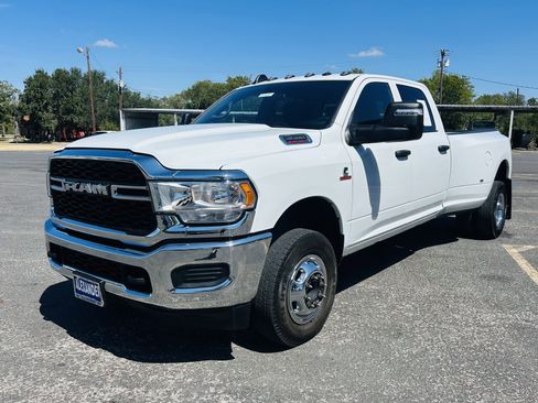 Used 2024 RAM 3500 Tradesman w/ Chrome Appearance Group image 4