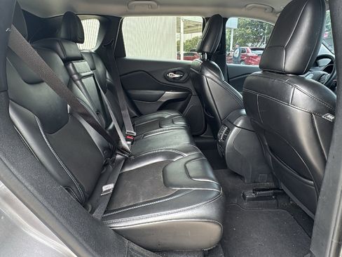 Used 2019 Jeep Cherokee Latitude Plus FWD image 22