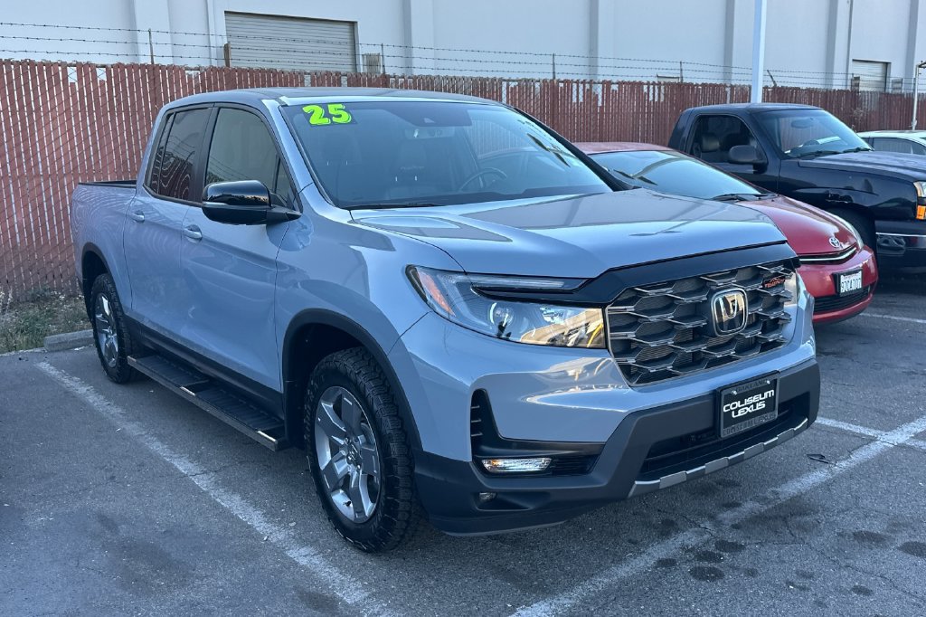 Used 2025 Honda Ridgeline TrailSport image 2