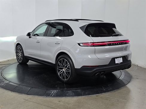 Certified 2025 Porsche Cayenne image 3