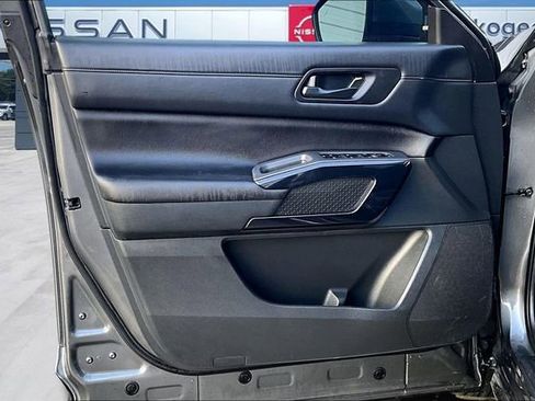 Used 2024 Nissan Pathfinder SV image 17