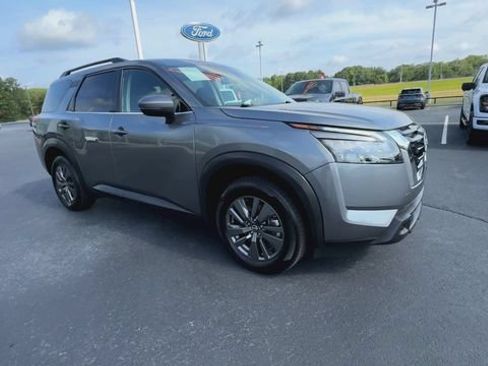 Used 2024 Nissan Pathfinder SV FWD image 2