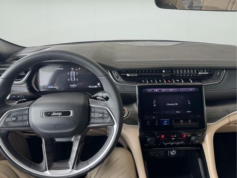 Used 2025 Jeep Grand Cherokee Limited AWD/4WD image 26