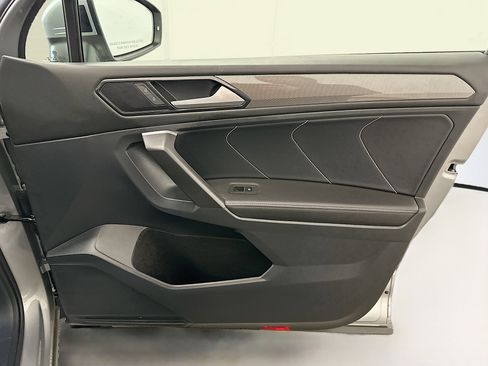 Used 2024 Volkswagen Tiguan SE w/ Panoramic Sunroof Package image 35