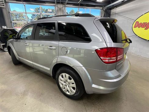 Used 2019 Dodge Journey SE image 3