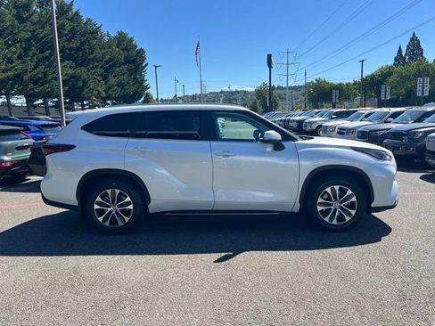 Used 2024 Toyota Highlander XLE AWD/4WD image 4