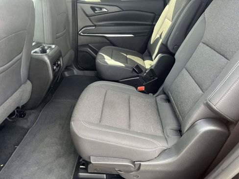 Used 2025 Chevrolet Traverse LT FWD image 16