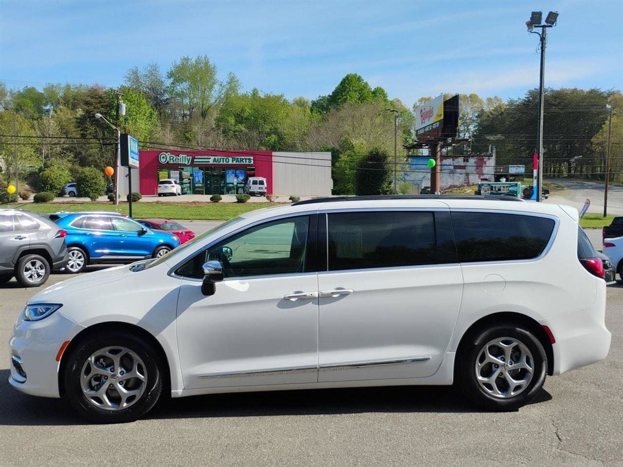 Used 2023 Chrysler Pacifica Limited FWD image 8
