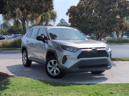 Used 2021 Toyota RAV4 LE AWD/4WD image 2