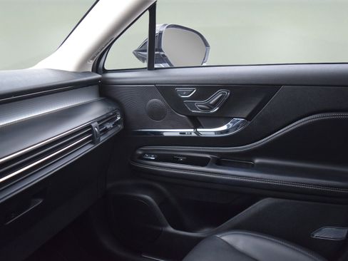 Used 2024 Lincoln Corsair Premiere w/ Equipment Group 101A image 16