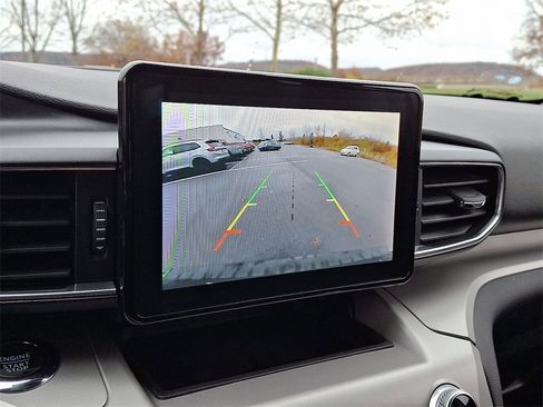 Used 2022 Ford Explorer XLT w/ Equipment Group 202A image 4