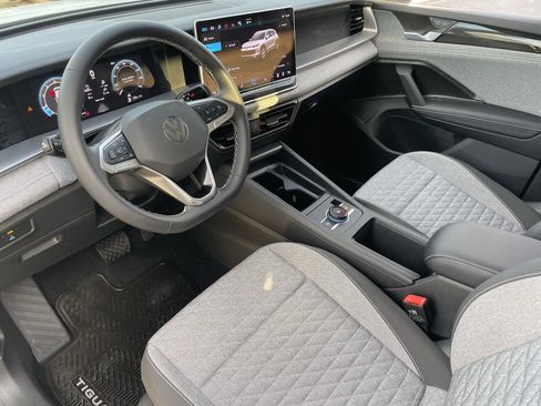 Used 2025 Volkswagen Tiguan S image 17