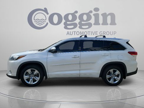 Used 2017 Toyota Highlander Limited w/ Protection Package #3 AWD/4WD image 2