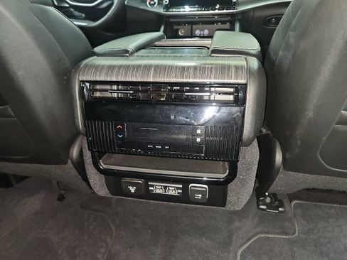 Used 2024 Jeep Wagoneer L Series II w/ Flexible Seating Group AWD/4WD image 11