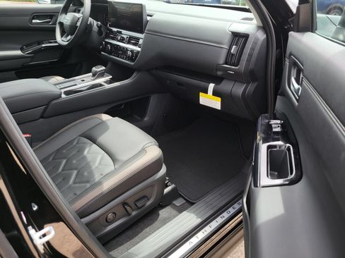 New 2026 Nissan Pathfinder Platinum FWD image 11