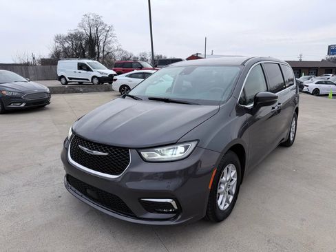 Used 2023 Chrysler Pacifica Touring-L FWD image 42