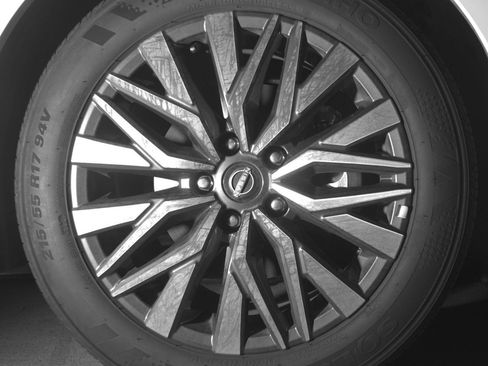Used 2025 Nissan Altima 2.5 SV FWD image 13