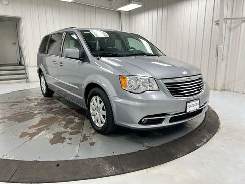 Used 2014 Chrysler Town & Country Touring FWD image 2