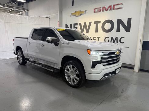 Used 2023 Chevrolet Silverado 1500 High Country w/ High Country Premium Package AWD/4WD image 2