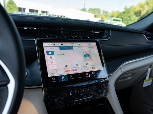 New 2025 Jeep Grand Cherokee Limited w/ Luxury Tech Group II image 24