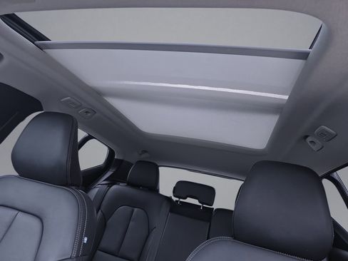 Certified 2025 Volvo XC40 B5 Plus AWD/4WD image 32