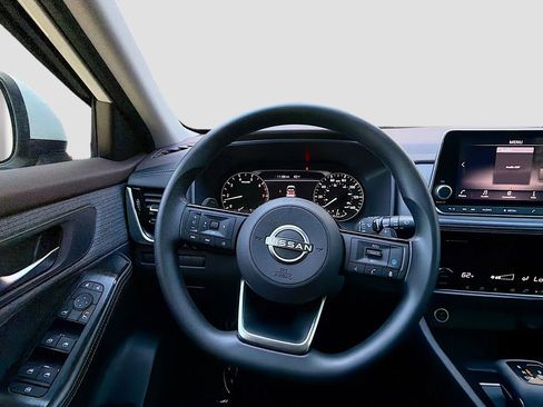 Used 2023 Nissan Rogue SV image 9