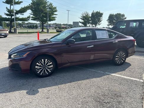 Used 2025 Nissan Altima 2.5 SV FWD image 15