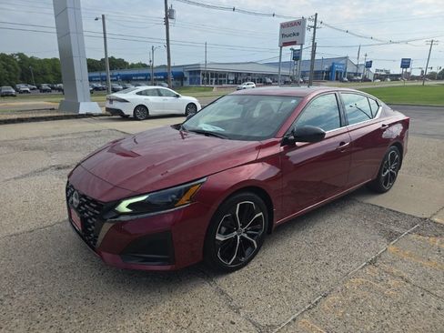 Certified 2025 Nissan Altima 2.5 SR w/ SR Premium Package FWD image 9