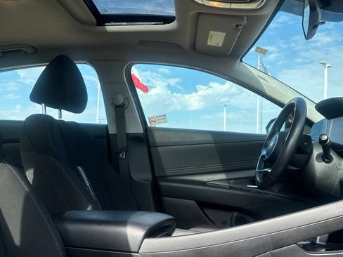 Used 2025 Hyundai Elantra SEL FWD image 27