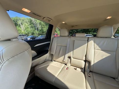 Used 2019 Toyota Highlander XLE AWD/4WD image 13