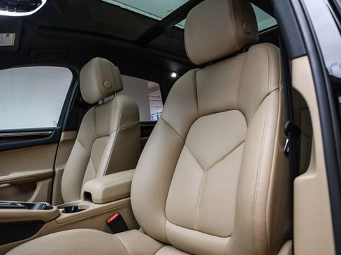 Certified 2025 Porsche Macan image 5