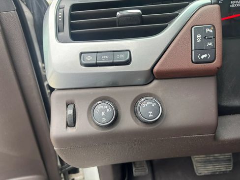 Used 2017 Chevrolet Suburban Premier AWD/4WD image 18