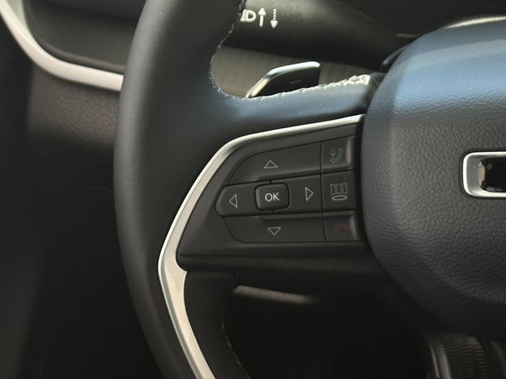 Used 2025 Jeep Grand Cherokee Laredo X w/ Luxury Tech Group I AWD/4WD image 15