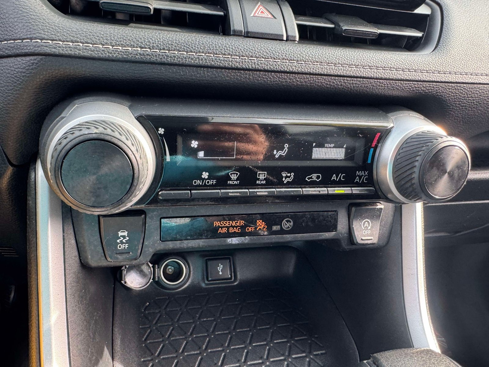 Used 2020 Toyota RAV4 LE w/ All Weather Liner Package AWD/4WD image 28