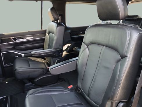 Used 2022 Jeep Wagoneer Series III w/ Convenience Group I AWD/4WD image 12