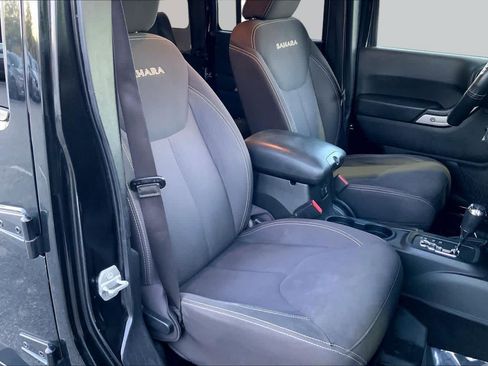 Used 2016 Jeep Wrangler Unlimited Sahara w/ Connectivity Group AWD/4WD image 8