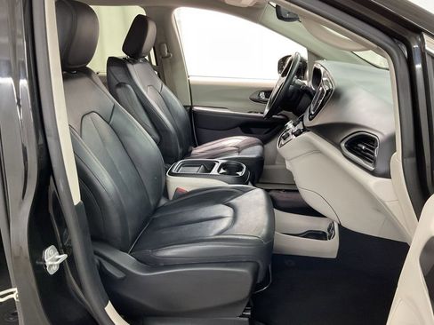 Used 2020 Chrysler Pacifica Touring-L image 26