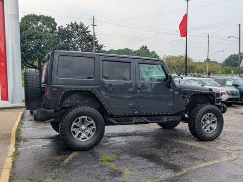 Used 2017 Jeep Wrangler Unlimited Rubicon w/ Connectivity Group AWD/4WD image 10