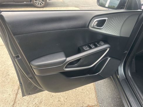 Used 2023 Kia Soul LX w/ Option Group 015 FWD image 17