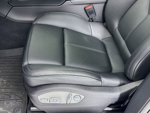 Certified 2025 Porsche Macan image 13