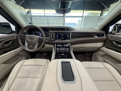 Used 2021 GMC Yukon XL Denali w/ Denali Premium Package AWD/4WD image 13